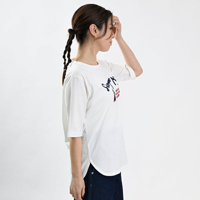 【大人カジュアルに遊び心をプラス】刺繍ロゴが目を惹くTシャツ